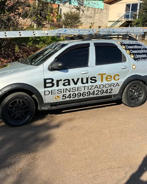 Carro de serviço da BravusTec adesivado com a marca e o telefone, com escada no rack de teto